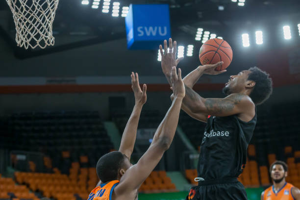 他在瞬息万 他在瞬息万